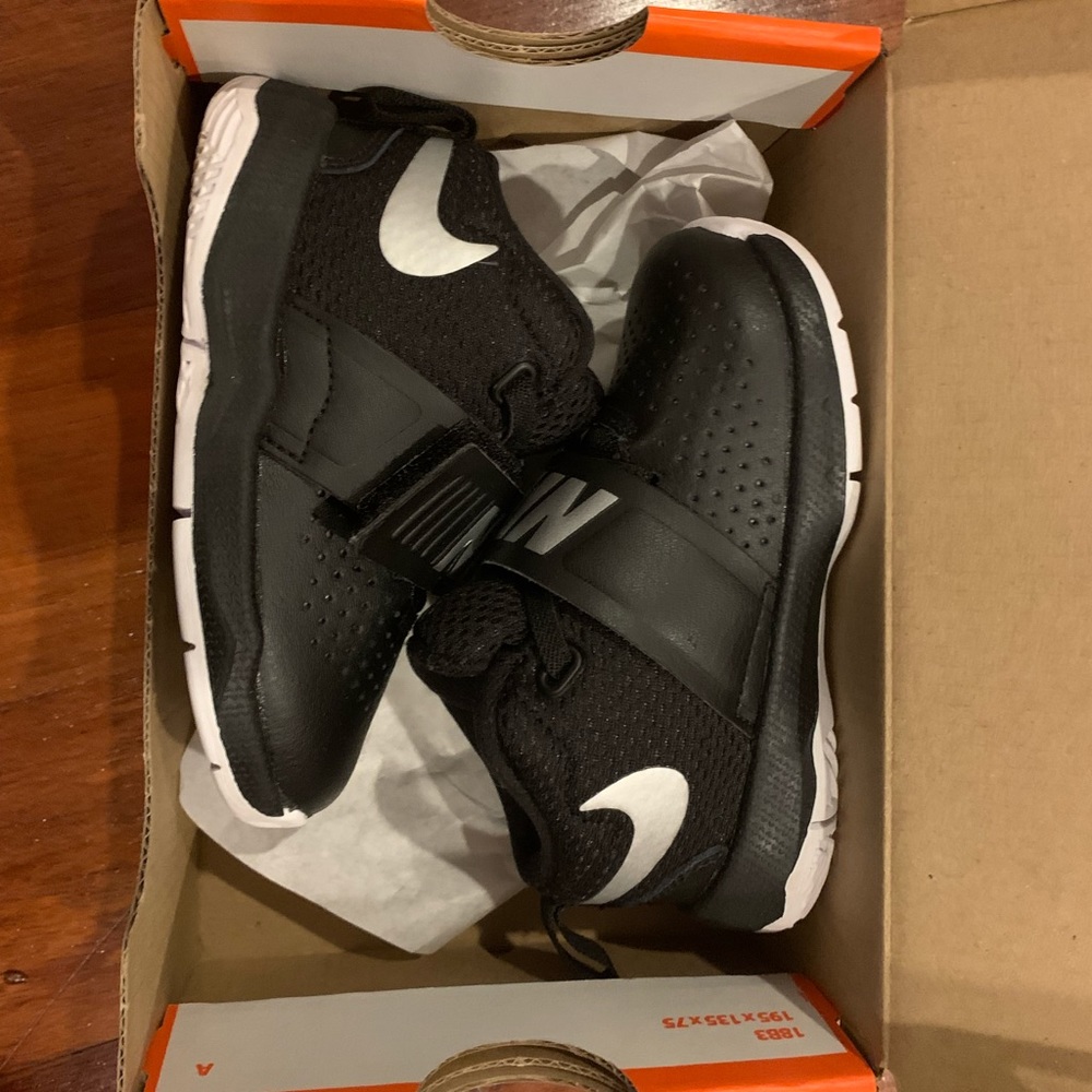 ⭐️NWT⭐️ NIKE TEAM HUSTLE D8 Black